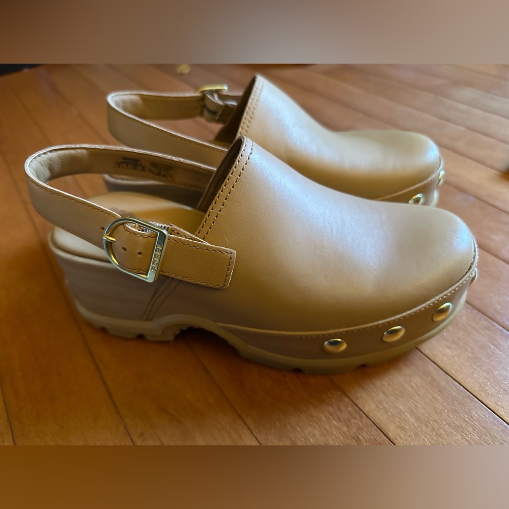 Sorel Tan Clogs with Gold Accents - Picture 8 of 9